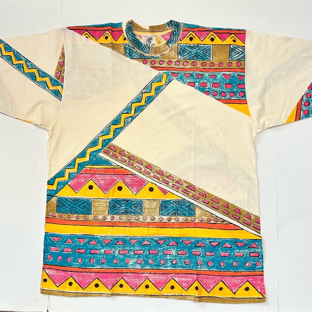 NEW 90’s VINTAGE GEOMETRIC SHORT SLEEVE T-SHIRT